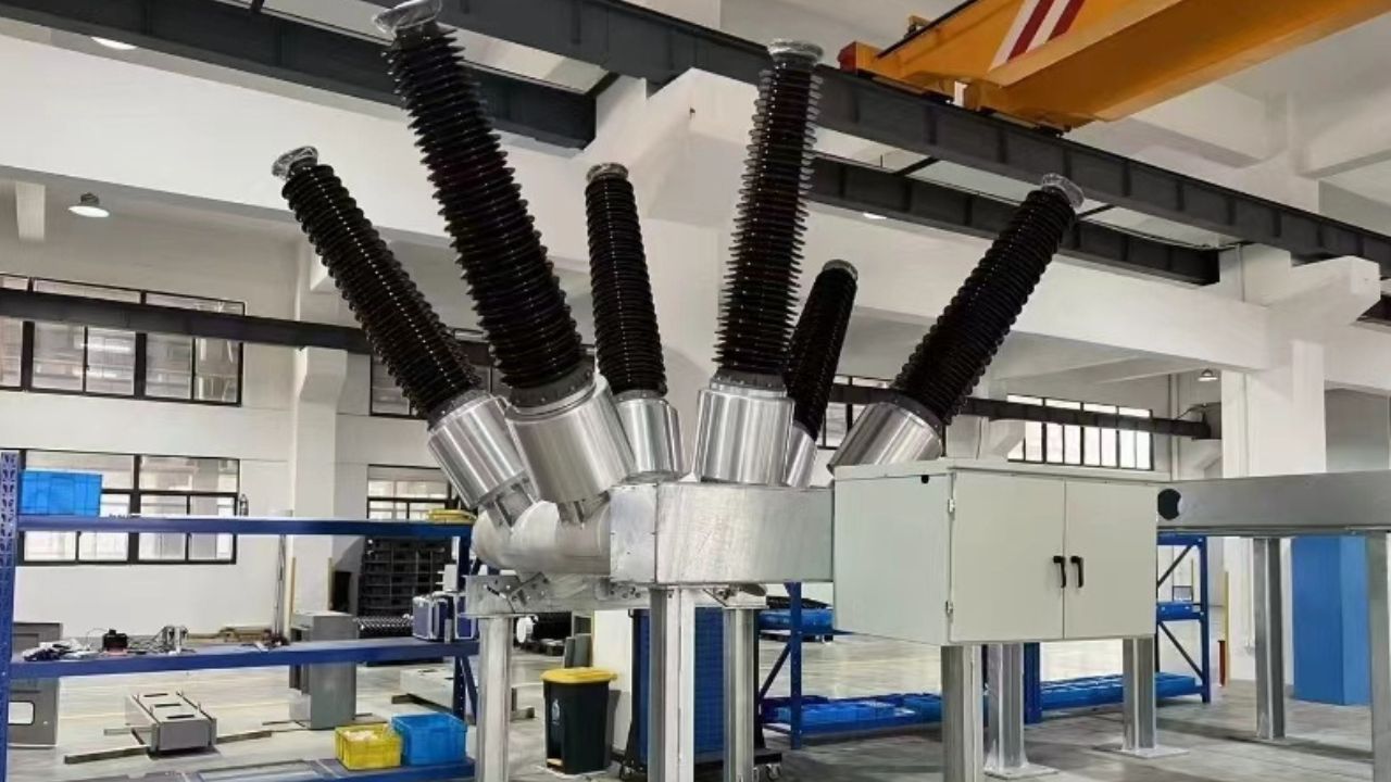 Types of Dead Tank Circuit Breakers